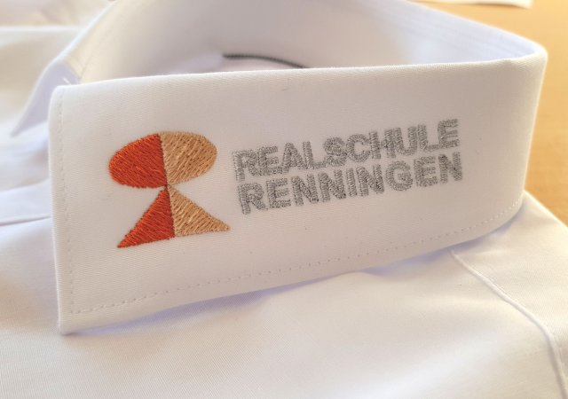 Veredelung mit Stickerei auf Hemd