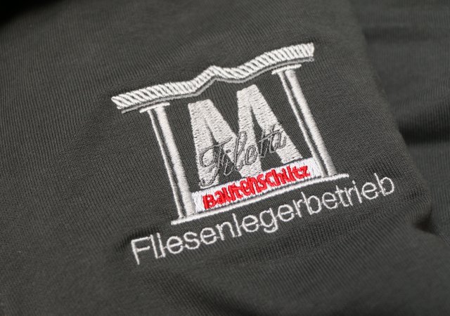 Veredelung mit Stickerei auf Sweatshirt