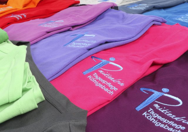 Veredelung mit Stickerei auf T-Shirt