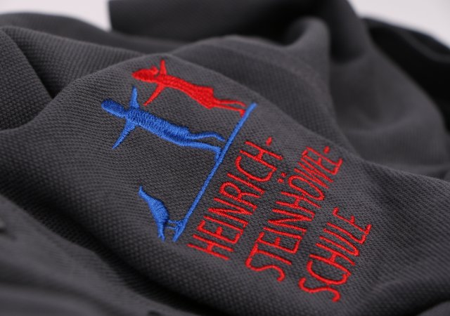 Veredelung mit Stickerei auf Poloshirt
