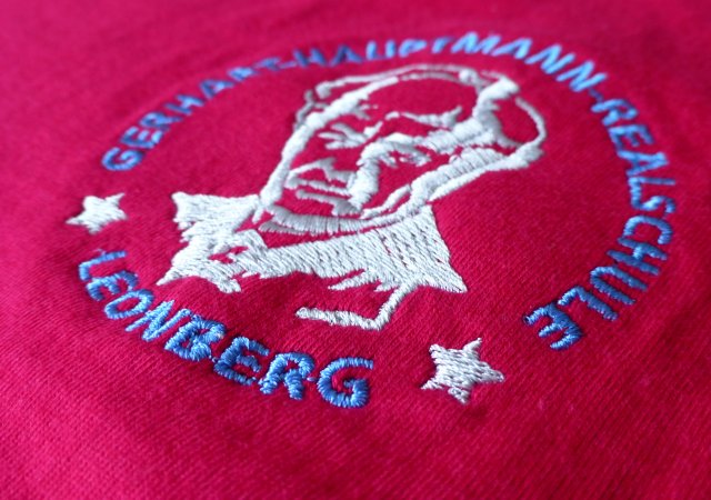 Veredelung mit Stickerei auf T-Shirt