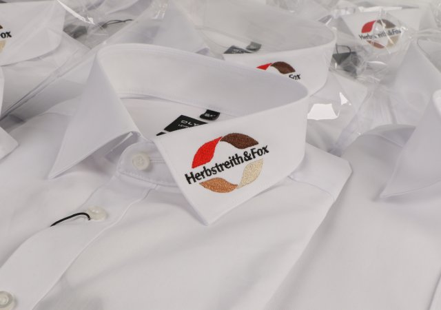 Veredelung mit Stickerei auf Hemdkragen