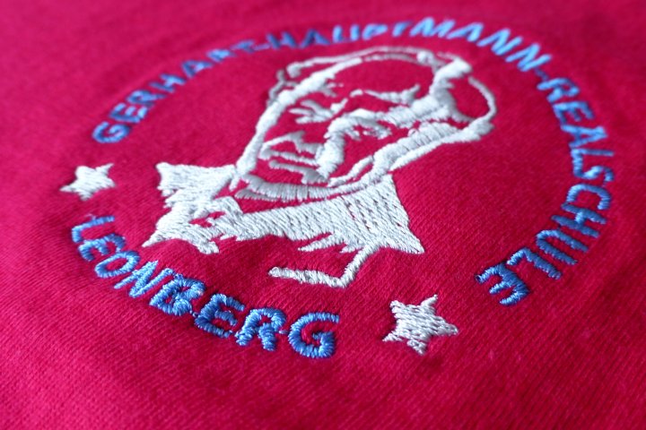Veredelung mit Stickerei auf T-Shirt - Schule