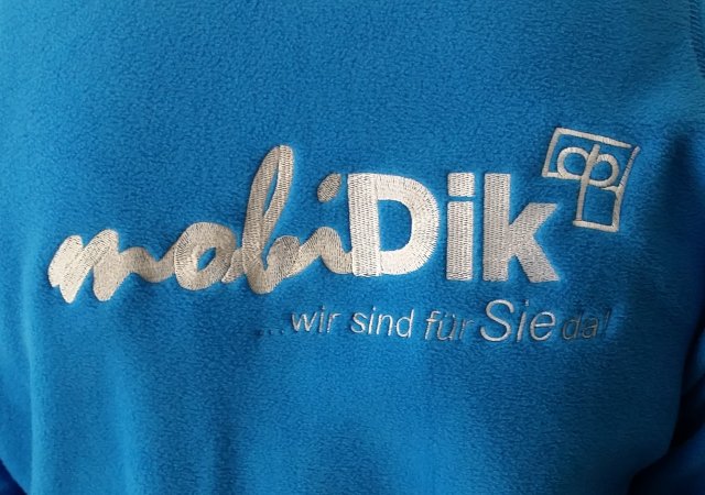 Veredelung mit Stickerei auf Fleecejacke