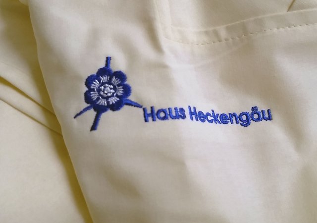 Veredelung mit Stickerei auf Kasack