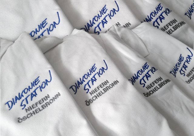 Veredelung mit Stickerei auf Poloshirt