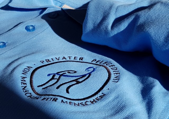 Veredelung mit Stickerei auf Poloshirt