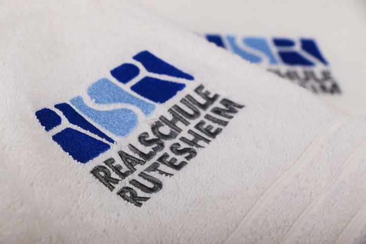 Veredelung mit Stickerei auf Frottier - Schule