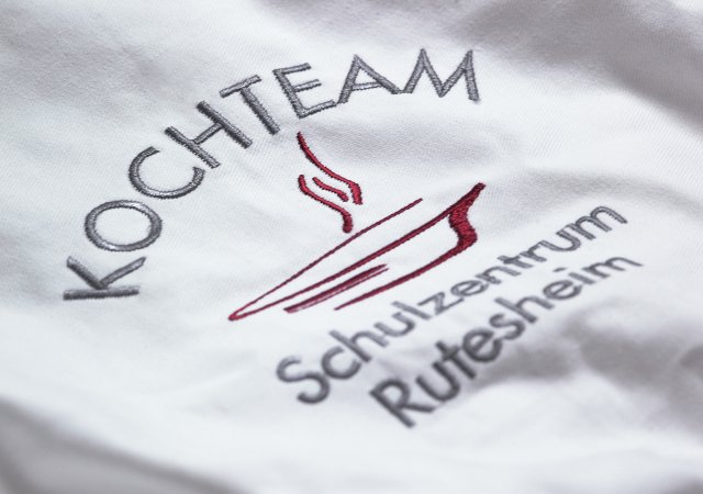 Veredelung mit Stickerei auf Schürze - Kommune