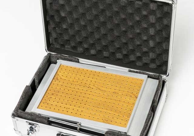Prospektständer ZigZag - Koffer geöffnet